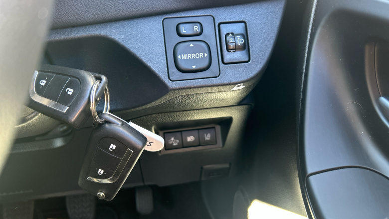 Toyota Yaris 1.5 VVT-i Y20 5dr [Bi-tone] Petrol Hatchback